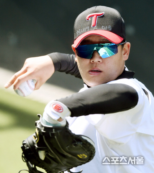 [포토] LG 박재욱, 모자에 새긴...코라나19 아웃!