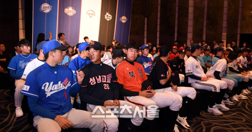 [포토] 2020 KBO 신인드래프트, 이야기 꽃 피우는 1차지명 오원석-이