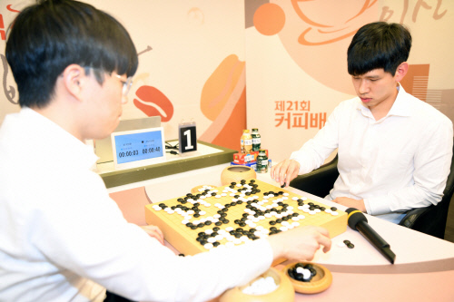 '돌풍' 이지현, 맥심배 결승 1국서 신민준 눌렀다