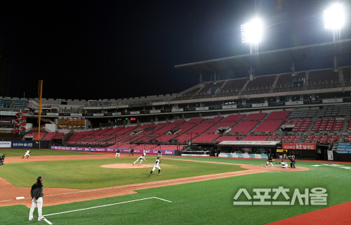 [포토] kt 위즈 파크, 조명탑 불 밝히고 야간 청백전!