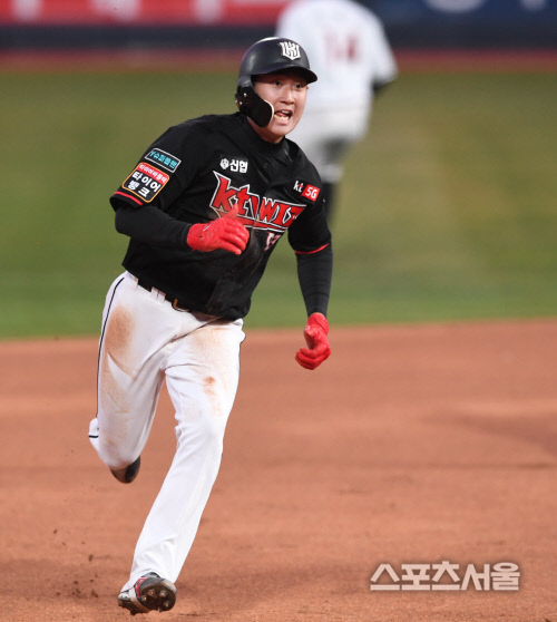 [포토] kt 지강혁, 3루 돌아~