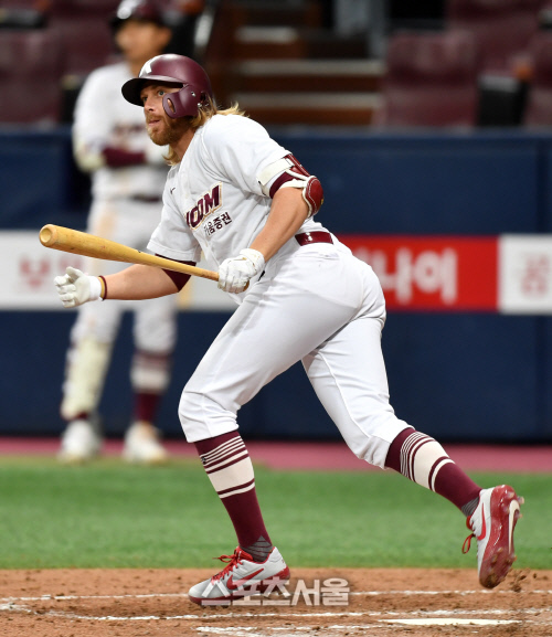 [포토]파울홈런 이어 안타 기록한 모터