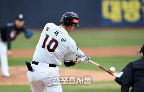 [포토]KT 황재균, 정확한 임팩트로