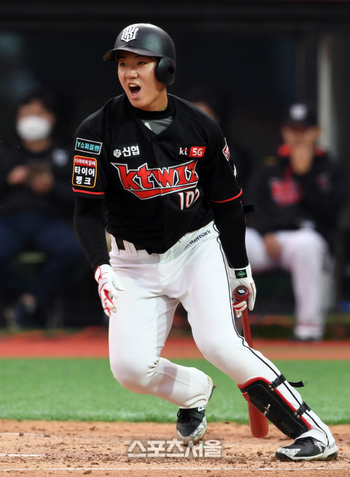 [포토]KT 문상준, 잡히면 안 돼!