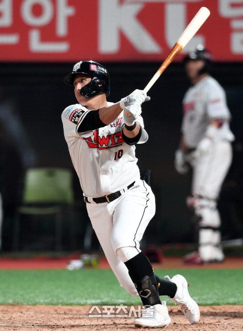 [포토]KT 황재균, 이번엔 2루타!