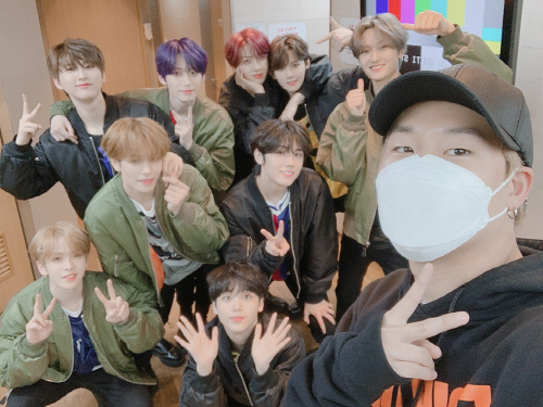 몬스타엑스 주헌X크래비티, 선후배 케미 인증샷 공개 '훈훈함 가득'