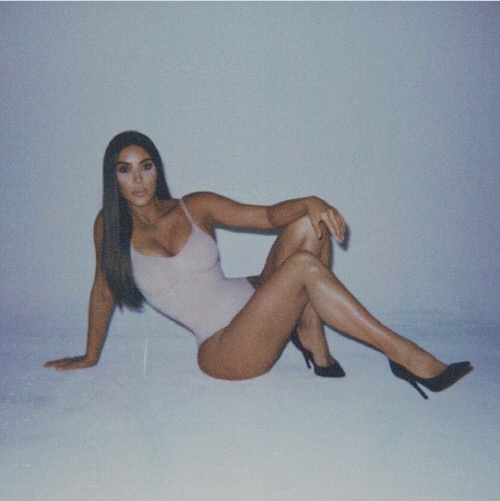 킴 카다시안, 수영복·하이힐로 콜라병 몸매 자랑[★SNS]