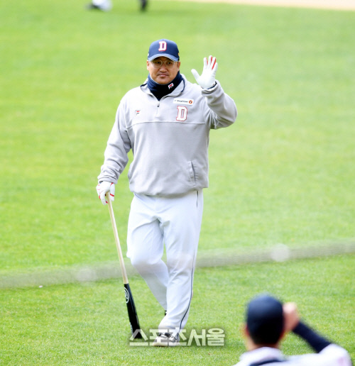 [포토] 조인성 코치 '귀여운 손인사'