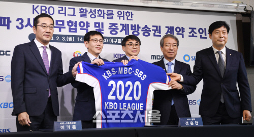[포토] KBO의 중계방송권 계약 조인식, 기념 유니폼과 함께~!