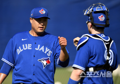 [포토] 류현진 \'존슨, 수고했어\'