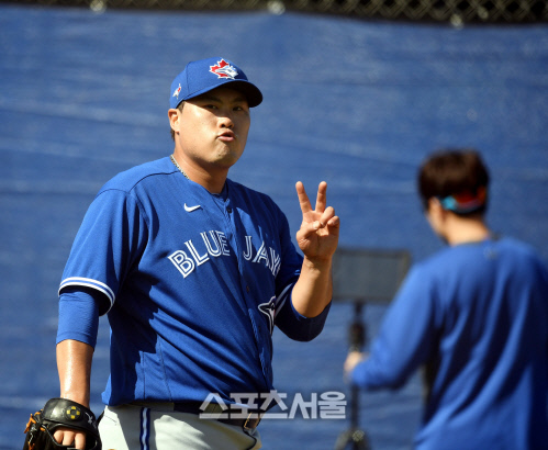 [포토] 류현진 \'그립 체크 좀 하고\'