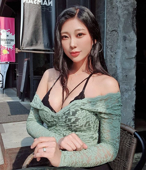 세련미 넘치는 미스맥심 고아라, 일러스트레이터로도 한몫 하죠[포토]