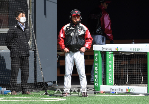 [포토]LG 류중일 감독, '차우찬 구속은 줄었지만 제구가 좋았어!'