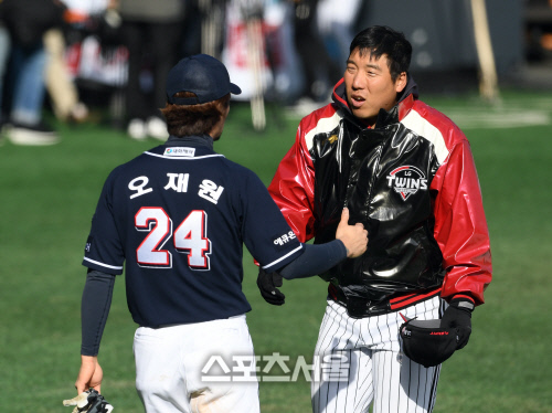 [포토]오재원-김현수, 연습경기 후 심각하게...