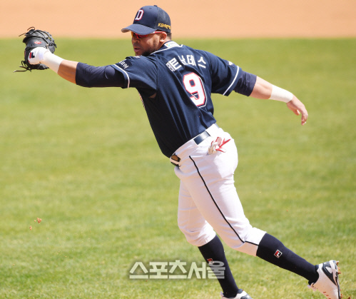 [포토] 두산 페르난데스, 송구가 높았어!