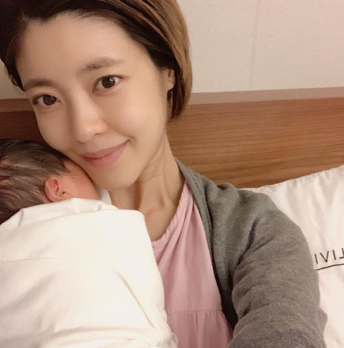 "너와 함께 맞는 다섯번째 밤" 출산 이윤지, 둘째 라돌이 안고 애정가득한 미소 [★SNS]