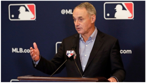 ML 만프레드 커미셔너 티켓구매 팬에 고소 당해