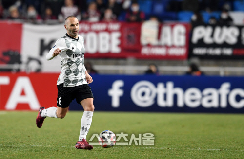 이니에스타 "고베에서 더 뛰고 싶은 마음 있다"…재계약 의사 언급