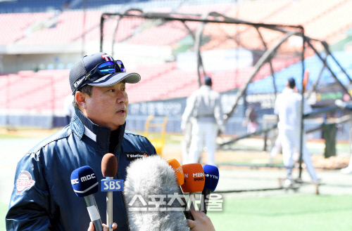 [포토] 두산 김태형 감독, 무관중 경기는 좀...