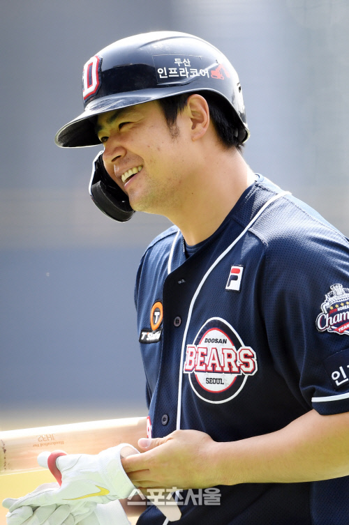 [포토]삼진 당한 김재환, 그저 웃지요...