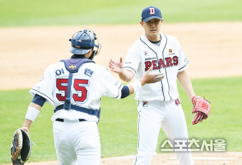 [포토] 두산 이용찬-이흥련, 5-0 승리에 마침표!