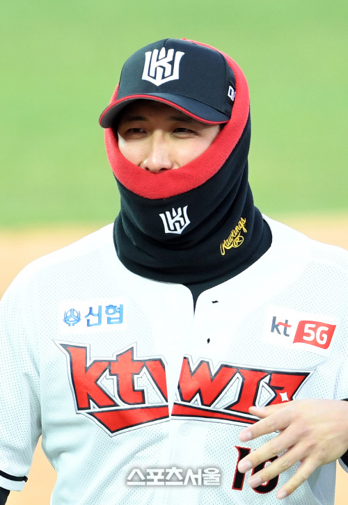 [포토]KT 황재균, 추워서 눈 코만 빼꼼
