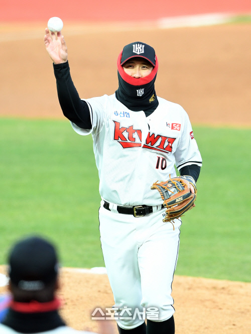 [포토]KT 황재균, 추운 날씨 탓에....