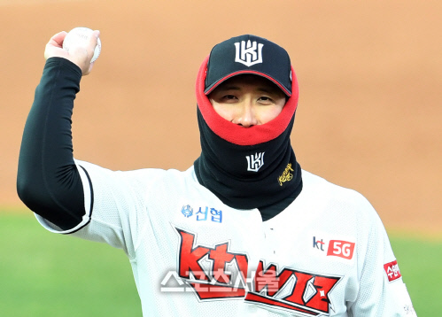 [포토]KT 황재균, 너무 추워요...