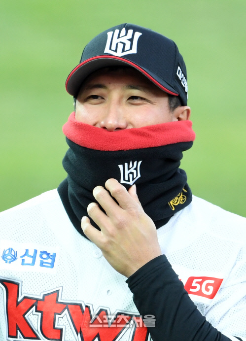 [포토]KT 황재균, 추위에 꽁꽁