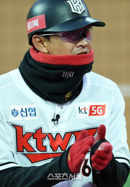 [포토]KT 박기혁 코치의 가슴엔 마이크가!