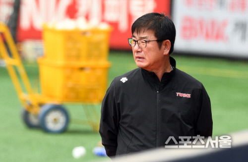 [포토]선수들의 훈련 지켜보는 류중일 감독