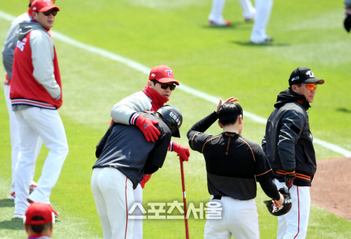 [포토] 김종국 코치 '반가워'