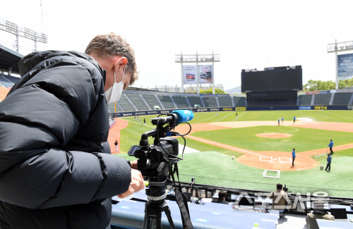 [포토]연습경기 시작하는 KBO리그, 외신도 주목