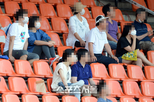 [SS포토]마스크 착용하고 성남-포항 경기 관전하는 관중들, 
