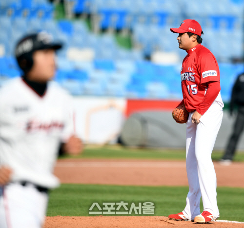 [포토] 이준영 '밀어내기 볼넷을 주다니'