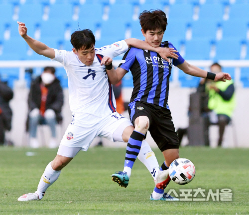 [포토] 이지훈-이상협, 연습경기라도...치열하게!