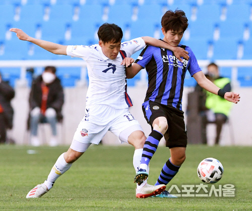 [포토] 이지훈-이상협, 연습경기라도...양보없어!