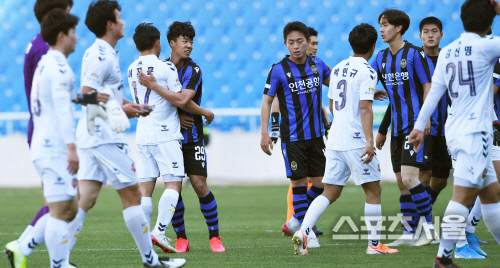 [포토] 수원 이지훈 - 인천 이준석, 승부는 뜨거웠지만...