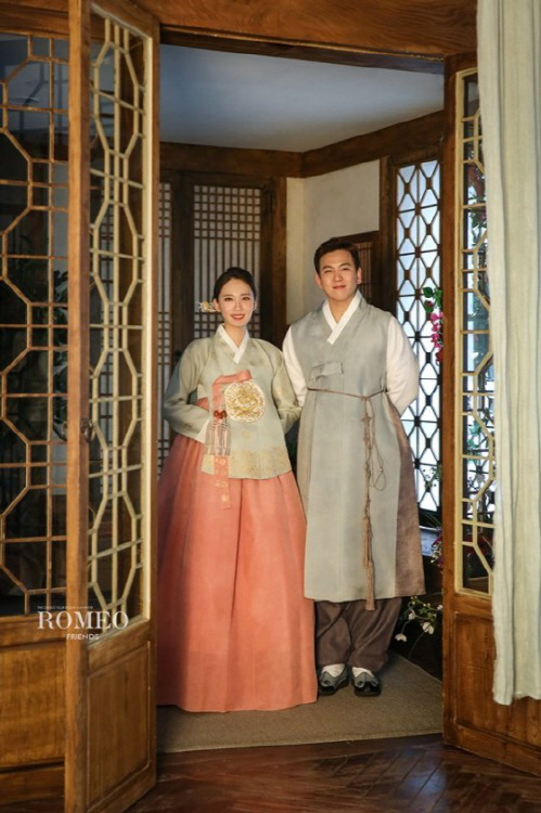 '웅어멈' 오인택 미모 9살 연하 승무원과 결혼 …개그맨 총출동 유쾌 화보