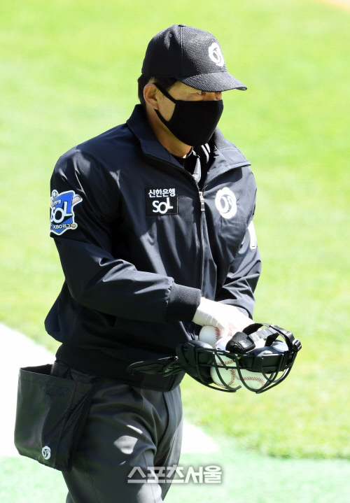 [포토]마스크 낀 구심, 공도 장갑낀 손으로!