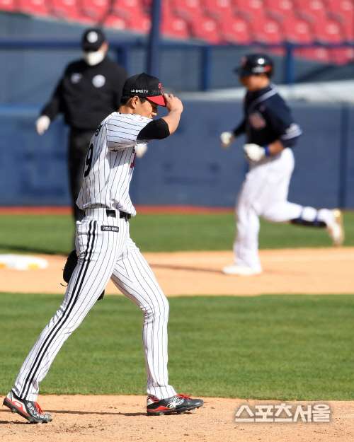 [포토]국해성에게 솔로 홈런 허용한 정우영