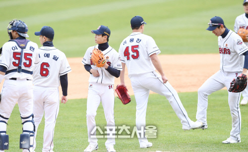 [포토] 두산 이용찬-권민석, 하이파이브를 대신해~