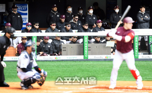 [포토] 덕아웃에 눈에 띠는 마스크, 코로나19가 빚은 새로운 풍경?