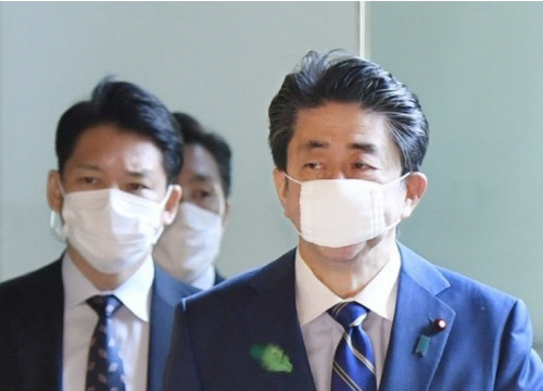 불량 마스크로 뭇매 日 아베, 이번엔 마스크제조사 이권 의혹까지