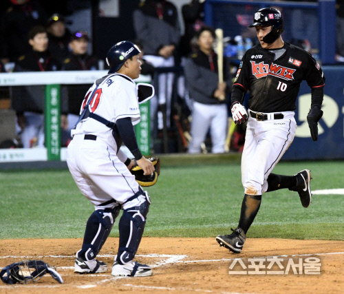 [포토] kt 황재균, 추격을 시작하는...득점!