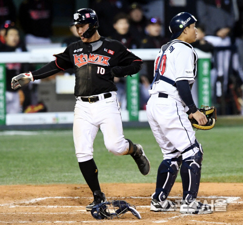 [포토] kt 황재균, 이제부터 추격 시작!