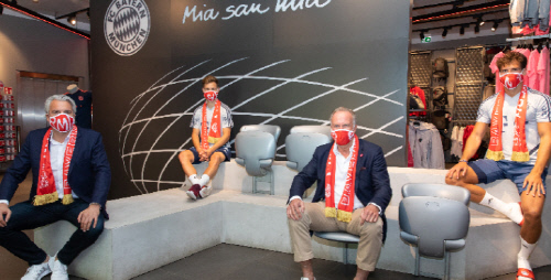 뮌헨, 마스크 판매 수익금 기부…'사회적 거리두기' 사진 눈길