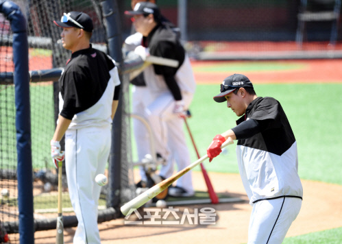 [포토] 황재균 '왼손으로 가볍게'