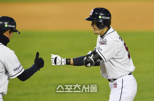 [포토] 두산 김재호, 5-1 리드를 벌리는...적시타!