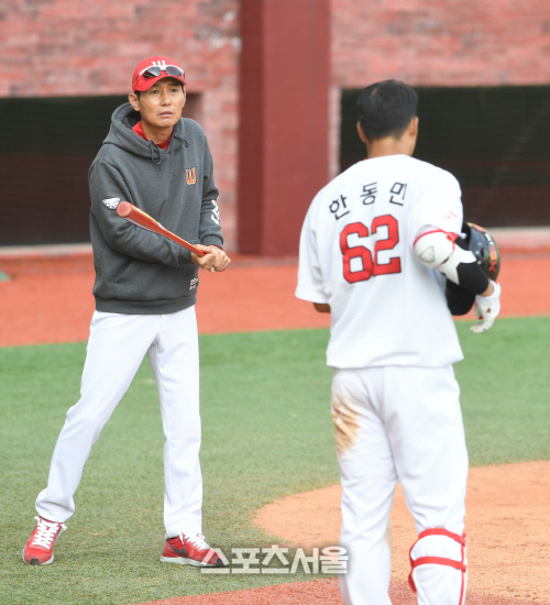 [포토]SK 염경엽 감독, 한동민에게 한 수 지도